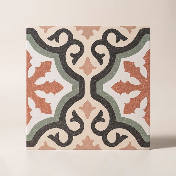 Quadratische Wandfliese oder Bodenfliese mit einem floralen Dekor im historischen Stil für die Innengestaltung.