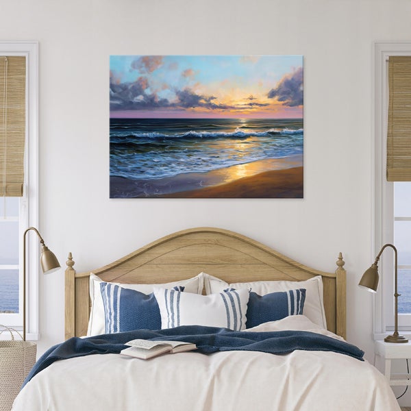 Gemütliches Schlafzimmer mit Doppelbett und Wandbild mit Strandmotiv