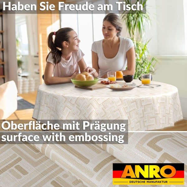 Familie sitzt am Tisch mit einer runden Tischdecke mit Prägung.