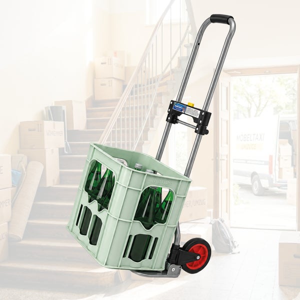 Eine klappbare Sackkarre mit einer Getränkekiste aus Kunststoff auf einer Treppe für den Transport von Umzugskartons.