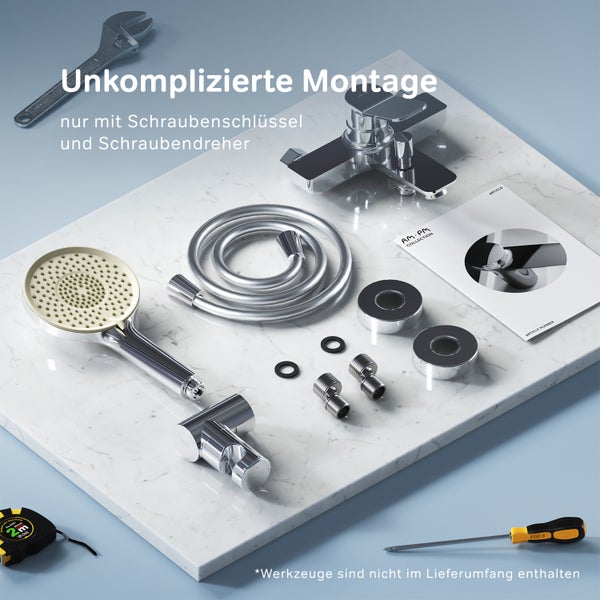 Auf einer Marmorplatte sind Armaturen, ein Duschkopf, ein Schlauch und Installationsmaterialien für eine unkomplizierte Montage mit Schraubenschlüssel und Schraubendreher angeordnet.