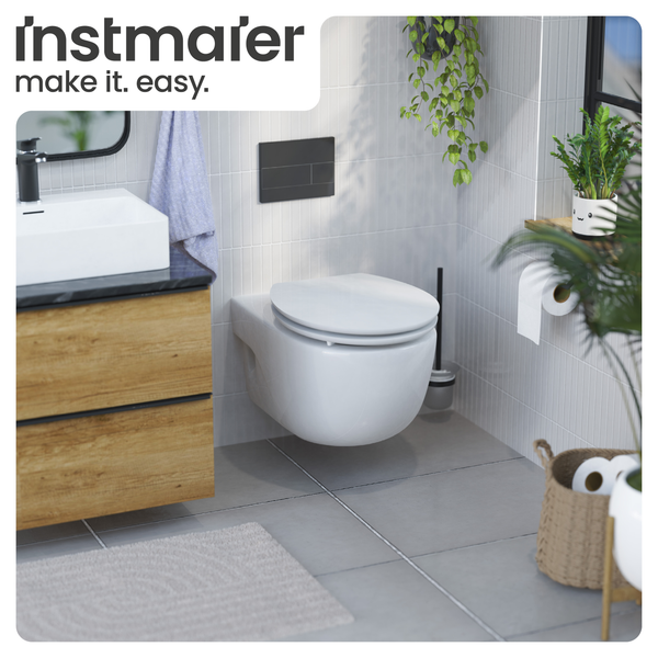 Modernes Badezimmer mit wandhängendem WC, Waschtisch und Dekorationen für eine freundliche Atmosphäre