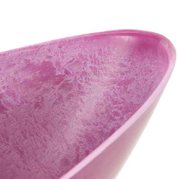 Nahaufnahme eines rosa Pflanzgefäßes mit strukturierter Oberfläche aus Kunststoff.