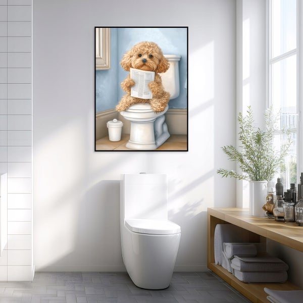 Wandbild mit einem Pudel der auf einer Toilette Zeitung liest in einem modernen Badezimmer mit Waschbeckenunterschrank aus Holz.