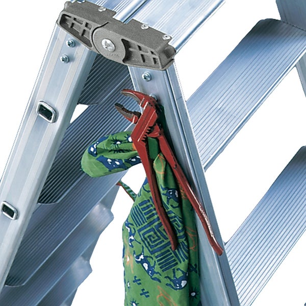 Detailansicht einer Aluminiumleiter mit Zange und Tuch