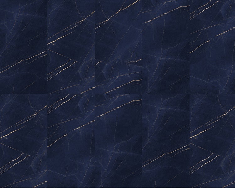 Fliesen mit Marmoroptik und feinen Linien