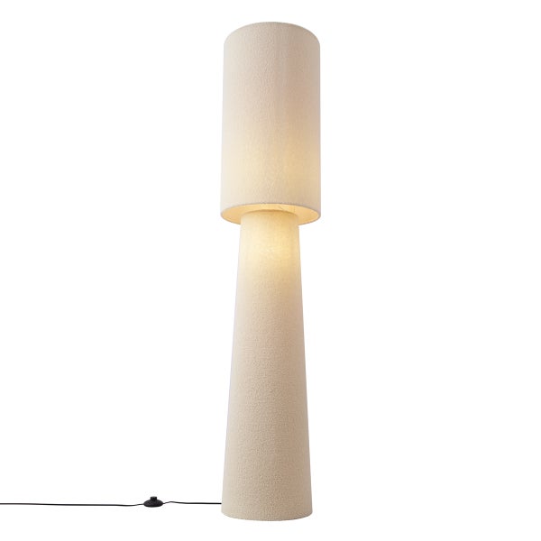 Cremeweiße Stehlampe mit zylindrischem Textilschirm und konischem Fuß in Bouclé-Optik.