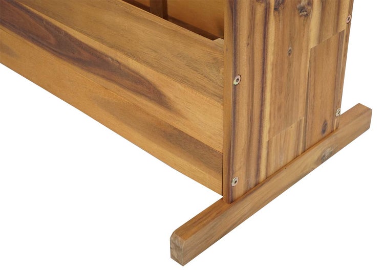 Detailansicht einer Gartenkonstruktion aus Holz mit sichtbarer Maserung und Verschraubungen.