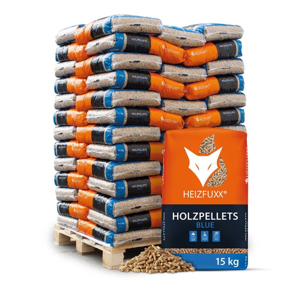 Heizfuxx Holzpellets Blue auf einer Palette gestapelt, ein einzelner 15 Kilogramm Sack im Vordergrund und lose Pellets davor.