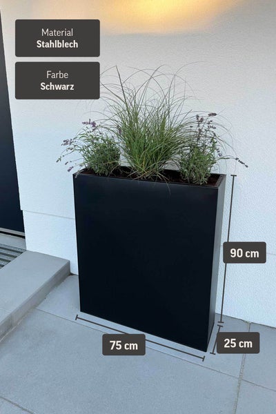 Hoher rechteckiger Pflanzkübel aus schwarzem Stahlblech, 75 Zentimeter breit, 90 Zentimeter hoch, 25 Zentimeter tief, mit Gräsern und Lavendel.