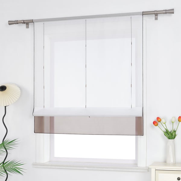 Fensterdekoration mit Raffrollo an Gardinenstange