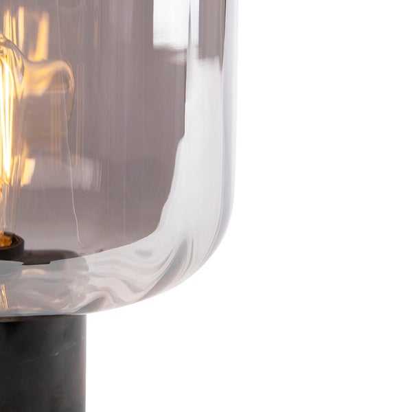 Detailansicht einer Tischleuchte mit Glaslampenschirm