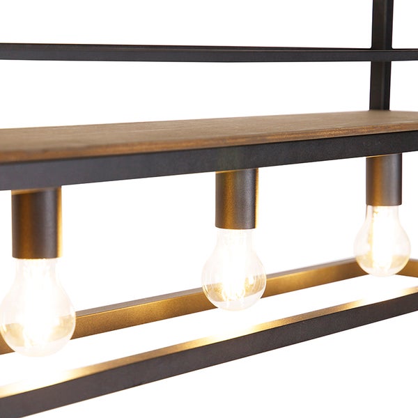 Moderne Pendelleuchte im Industriestil mit Metallrahmen und Holzablage inklusive drei leuchtenden Glühbirnen.