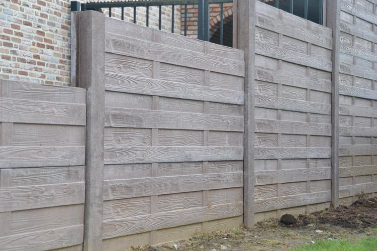 Sichtschutzzaun aus Beton mit Holzstruktur