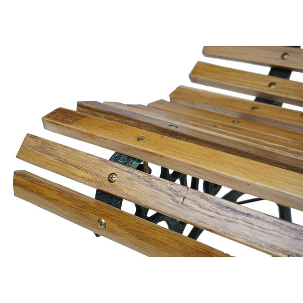 Nahaufnahme einer Gartenbank mit Holzlatten und Metallgestell sowie sichtbaren Schrauben.