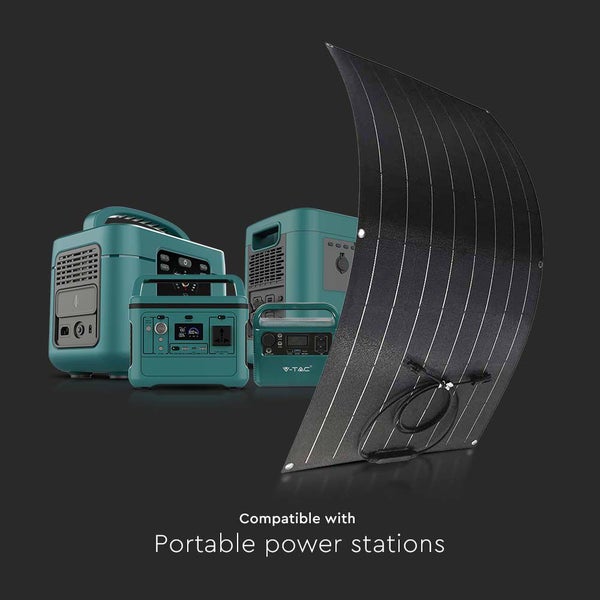 Solarmodul neben verschiedenen tragbaren Powerstationen