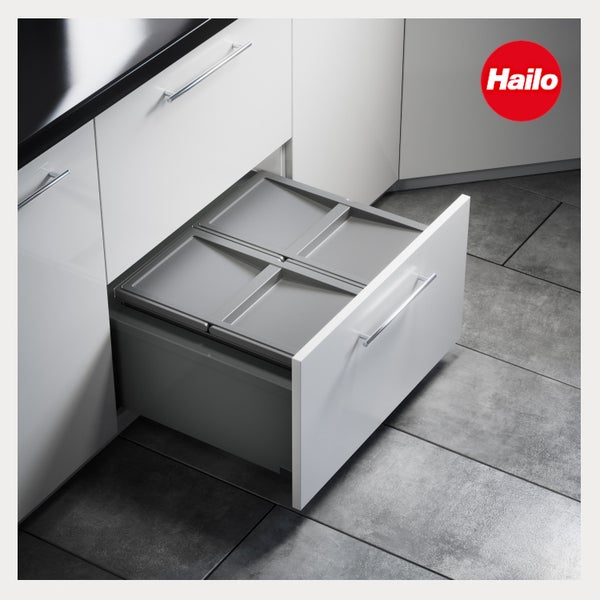 Hailo Logo. Einbau-Abfalltrennsystem mit zwei grauen Eimern und Deckeln in einer weißen Küchenschublade.