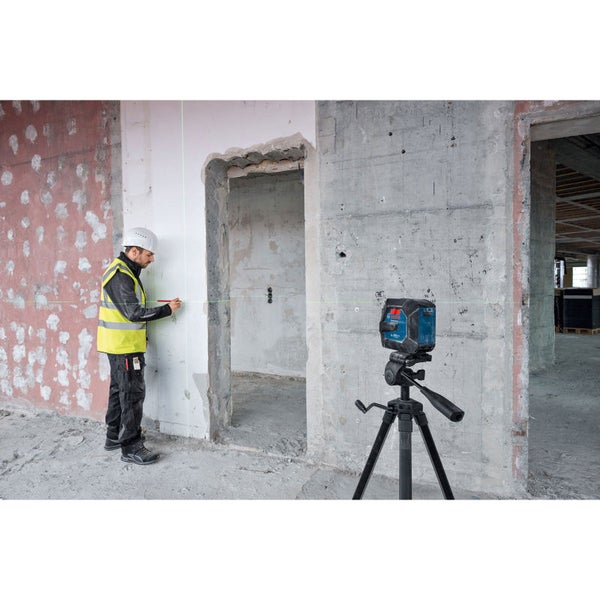 Ein Bauarbeiter verwendet einen Linienlaser von Bosch zur Ausrichtung auf einer Baustelle.