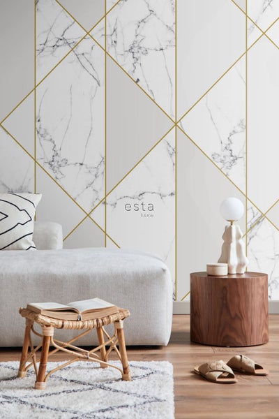 Wohnraum mit Marmortapete, Sofa, Beistelltisch aus Rattan und Holztisch