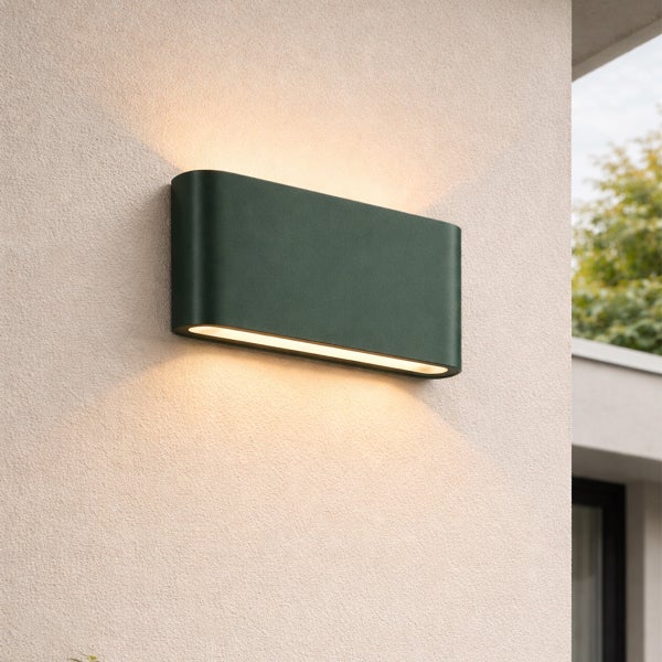 Rechteckige Außenwandleuchte mit Lichteffekt nach oben und unten an einer Hauswand.