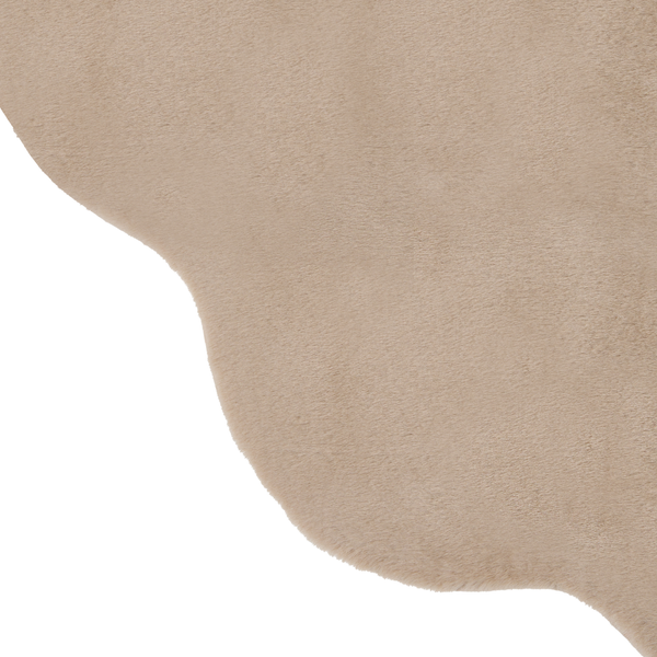 Beiger Webpelz-Teppich mit unregelmäßiger Form und weicher Textur.