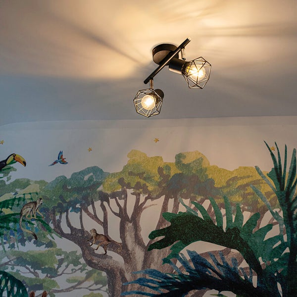 Deckenleuchte mit zwei Leuchten im Raum mit Dschungeltapete