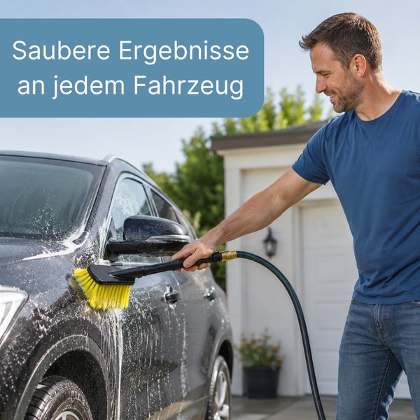 Reinigung eines Fahrzeugs mit einer Waschbürste am Gartenschlauch und Schaum.