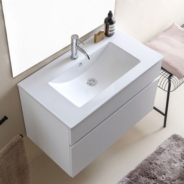 Waschtisch mit Unterschrank, Armatur und Badaccessoires im Badezimmer