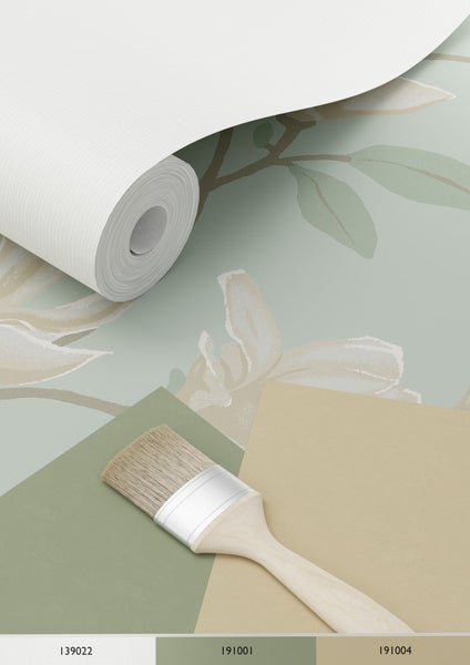 Rolle mit floral gemusterter Tapete, Farbfelder und Pinsel