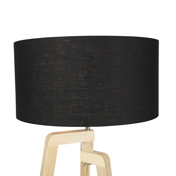 Stehlampe mit schwarzem Lampenschirm und Holzfuß
