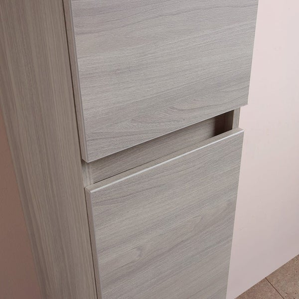 Detailaufnahme eines Badezimmerschranks mit Holzoptik
