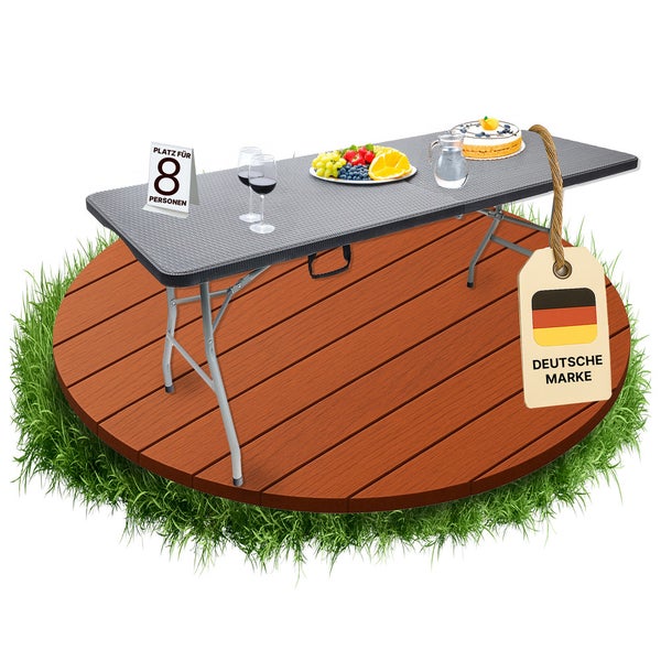 Klappbarer Gartentisch in Rattan-Optik für acht Personen auf einer kreisförmigen Holzterrasse im Garten mit dem Siegel Deutsche Marke.