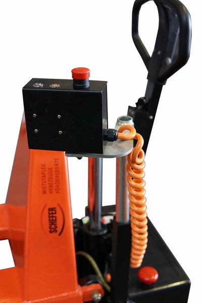 Detailansicht eines Gabelstaplers mit Steuerelementen und orangefarbener Spiralleitung