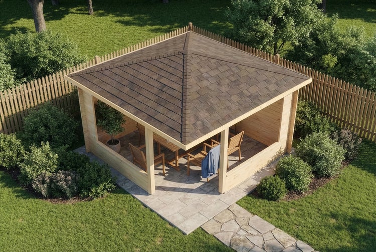 Moderner Gartenpavillon aus hellem Holz mit Pyramidendach aus dunklen Schindeln auf einer gepflasterten Terrasse im Garten.