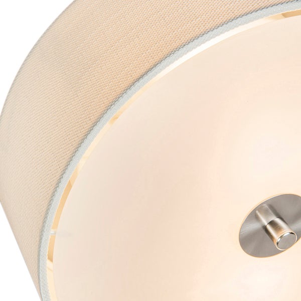 Detailansicht einer Leuchte mit Textilschirm, lichtdurchlässigem Diffusor und Befestigungselement aus Metall.