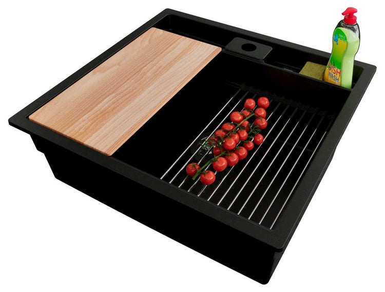 Schwarzes Spülbecken mit Schneidebrett, Abtropfgitter, Spülmittel und Tomaten