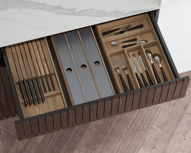 Geöffnete Küchenschublade mit Holzeinsatz, unterteilt in Fächer für Besteck, Messer und Küchenutensilien.