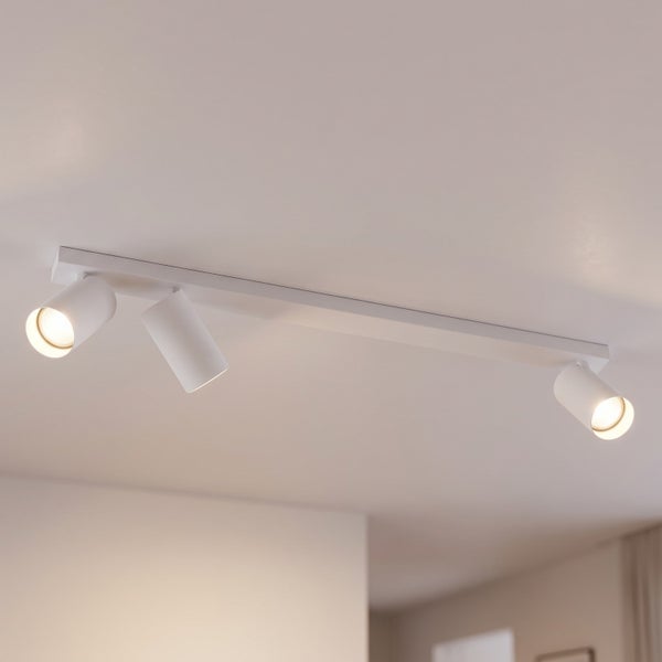 Deckenstrahler mit drei Leuchtköpfen zur Montage an der Decke in modernem Design.