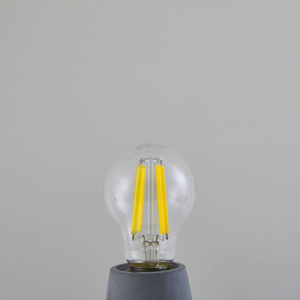 LED-Filament-Leuchtmittel in Standardform aus klarem Glas mit sichtbaren Leuchtfäden.