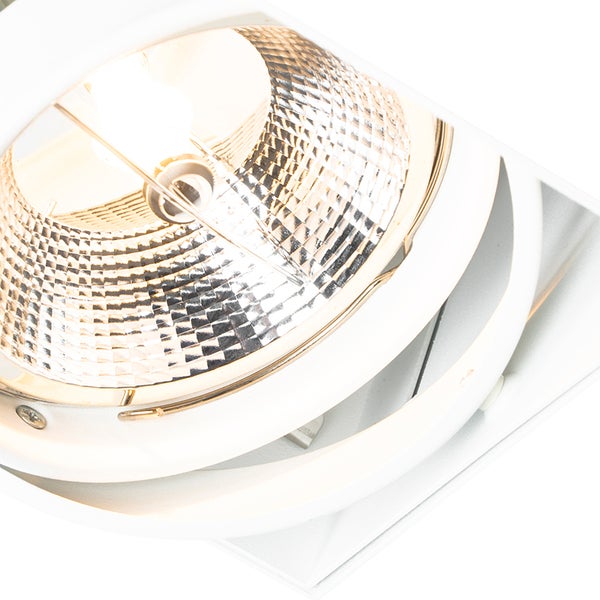 Nahaufnahme eines quadratischen Einbaustrahlers mit facettiertem Reflektor und warmem Licht.