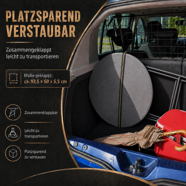 Zusammengeklappter runder Campingtisch im Kofferraum eines Autos, platzsparend und leicht zu transportieren.