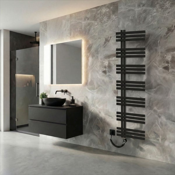 Modernes Badezimmer mit marmorierten Wandfliesen, schwarzem Unterschrank, Aufsatzwaschbecken, beleuchtetem Spiegel und schwarzem Handtuchheizkörper.