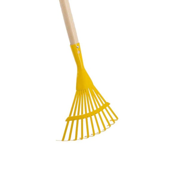Gelber Laubbesen mit Holzstiel und fächerförmigen Metallzinken für die Gartenarbeit.