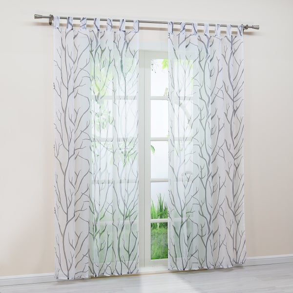 Dekoschals mit Baumdruck am Fenster