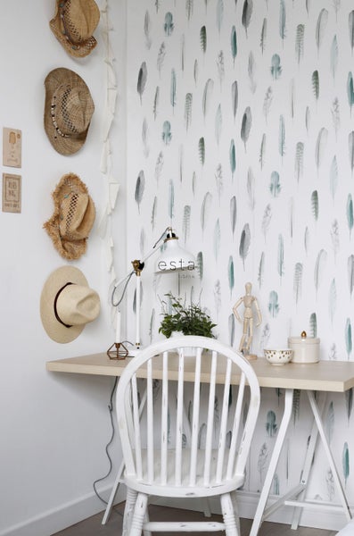 Heller Arbeitsplatz mit Schreibtisch, Stuhl und Feder-Tapete