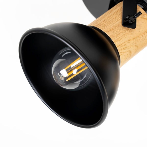 Spotleuchte aus Holz und Metall mit eingesetztem Leuchtmittel