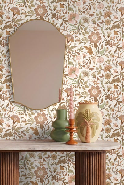 Modernes Esszimmer mit Blumentapete, ovalem Holztisch, geflochtenen Stühlen und großer Pendelleuchte über einem Teppich.