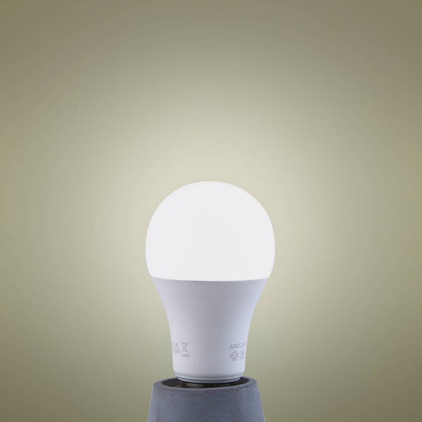 Leuchtendes LED-Leuchtmittel in Birnenform mit mattem Kolben und weißem Kunststoffgehäuse.