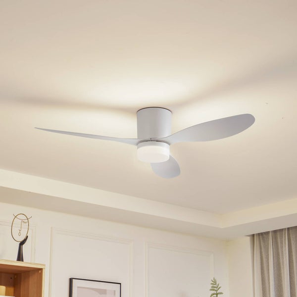 Moderner Deckenventilator mit drei aerodynamischen Flügeln und integrierter LED-Leuchte in einem hellen Wohnraum.