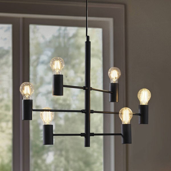 Schwarze Hängeleuchte mit sechs Glühbirnen im Interieur